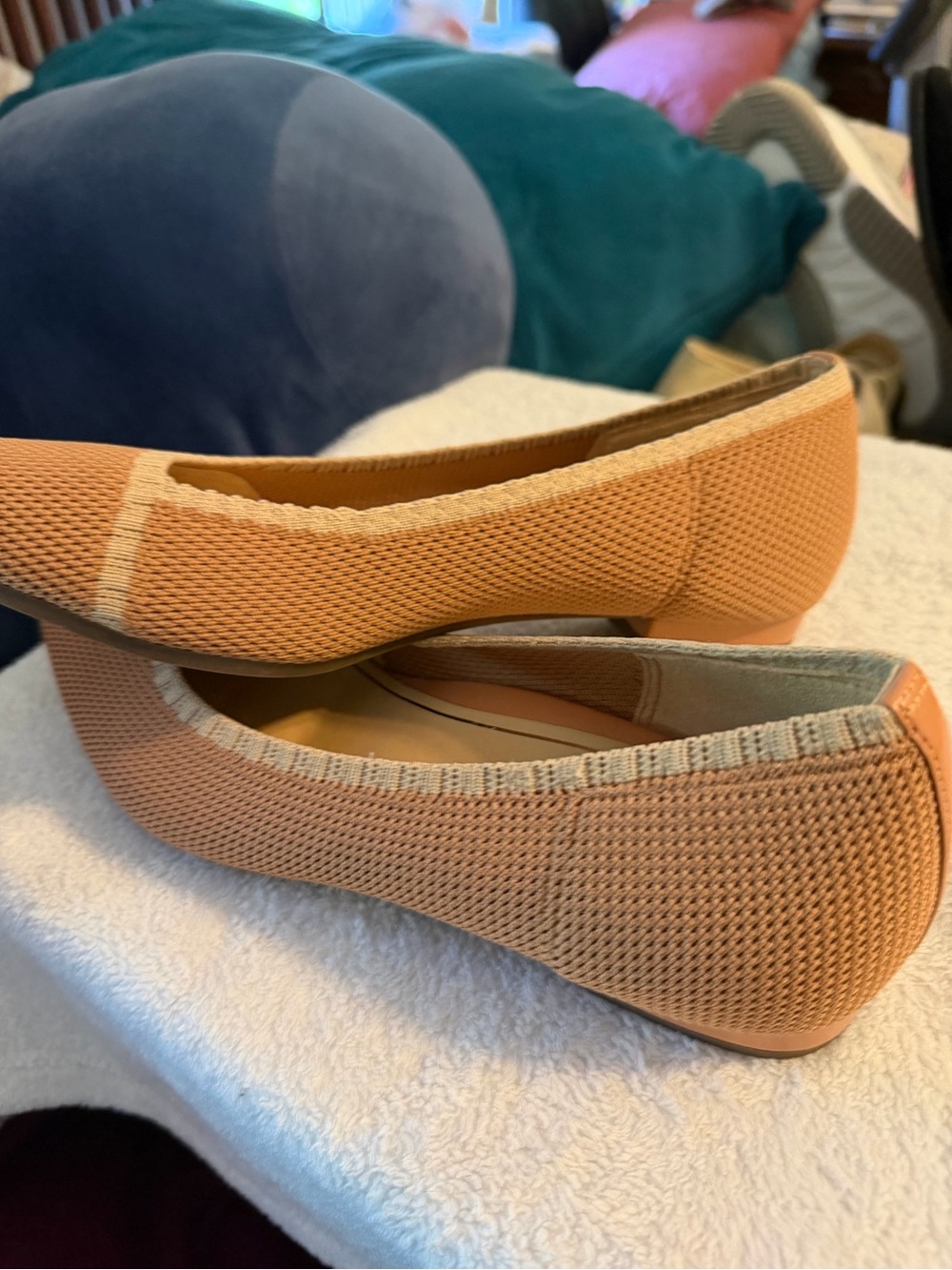 Vionic Women's Tan Knit Pointed-Toe Flats with Cream Trim - Picture 2 of 4